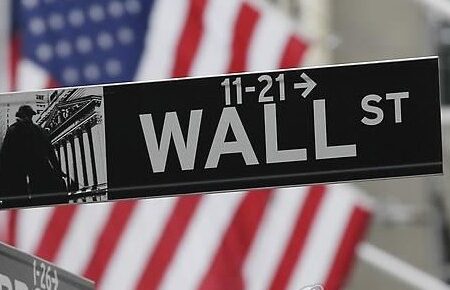 Investor Sentiment Declines as U.S. Stock Market Weakens
