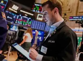US Stock Futures Soar as Trump Eases Powell Criticism, Signals Tariff Rollback