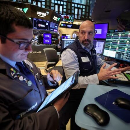 Wall Street Pauses Ahead of High-Stakes Week